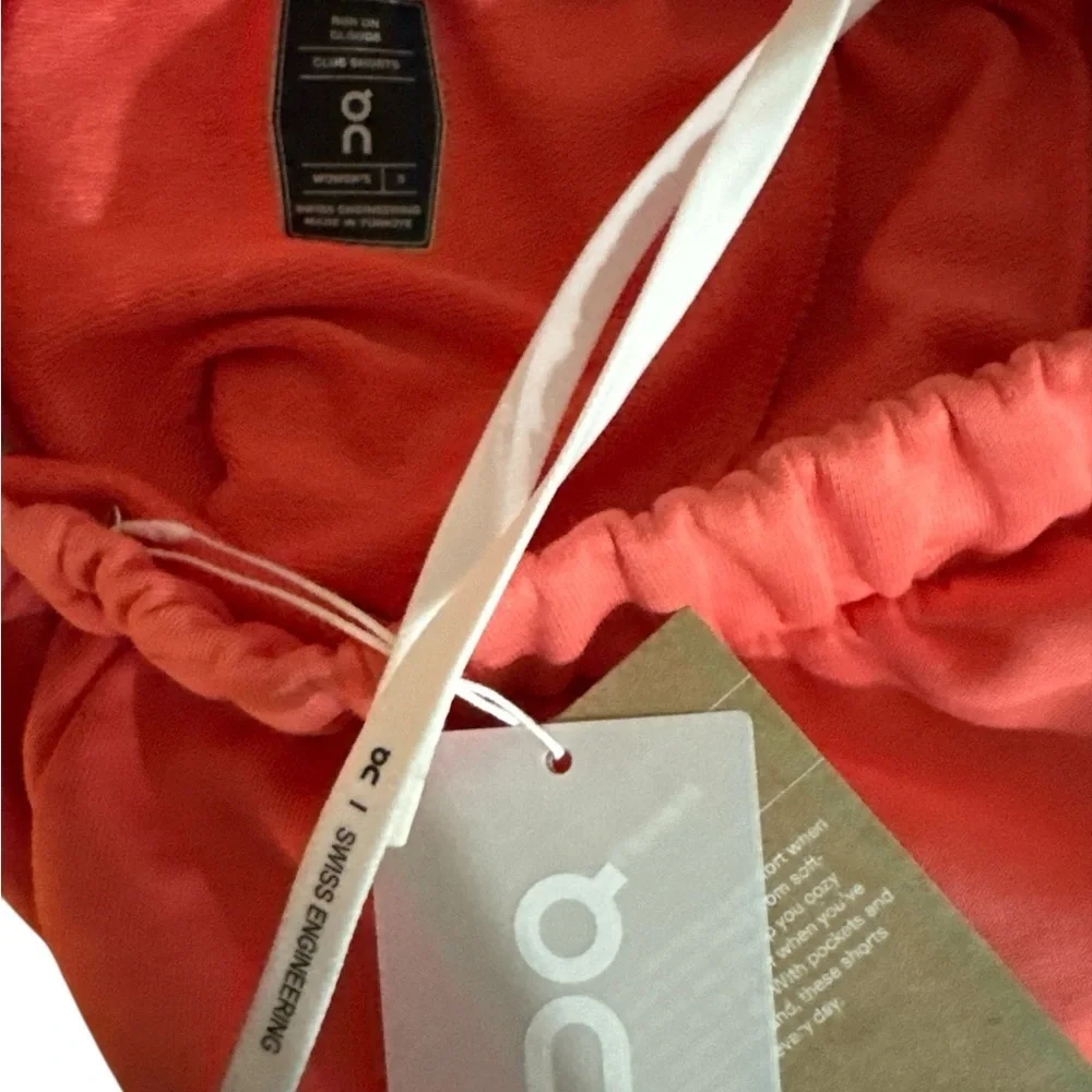 ON RUNNING NWT CLUB SHORTS CORAL SMALL